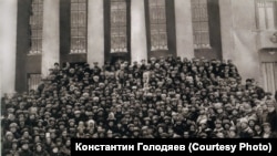 Делегаты 1-го Краевого съезда у Дома Ленина. Новосибирск. 1925 г.