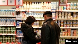 Покупатели в российском продуктовом магазине