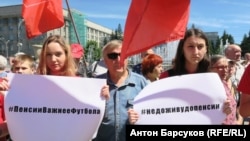 Плакаты участников акции протеста против пенсионной реформы в Новосибирска 