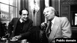 Italo Calvino (solda) və Jorge Louis Borges